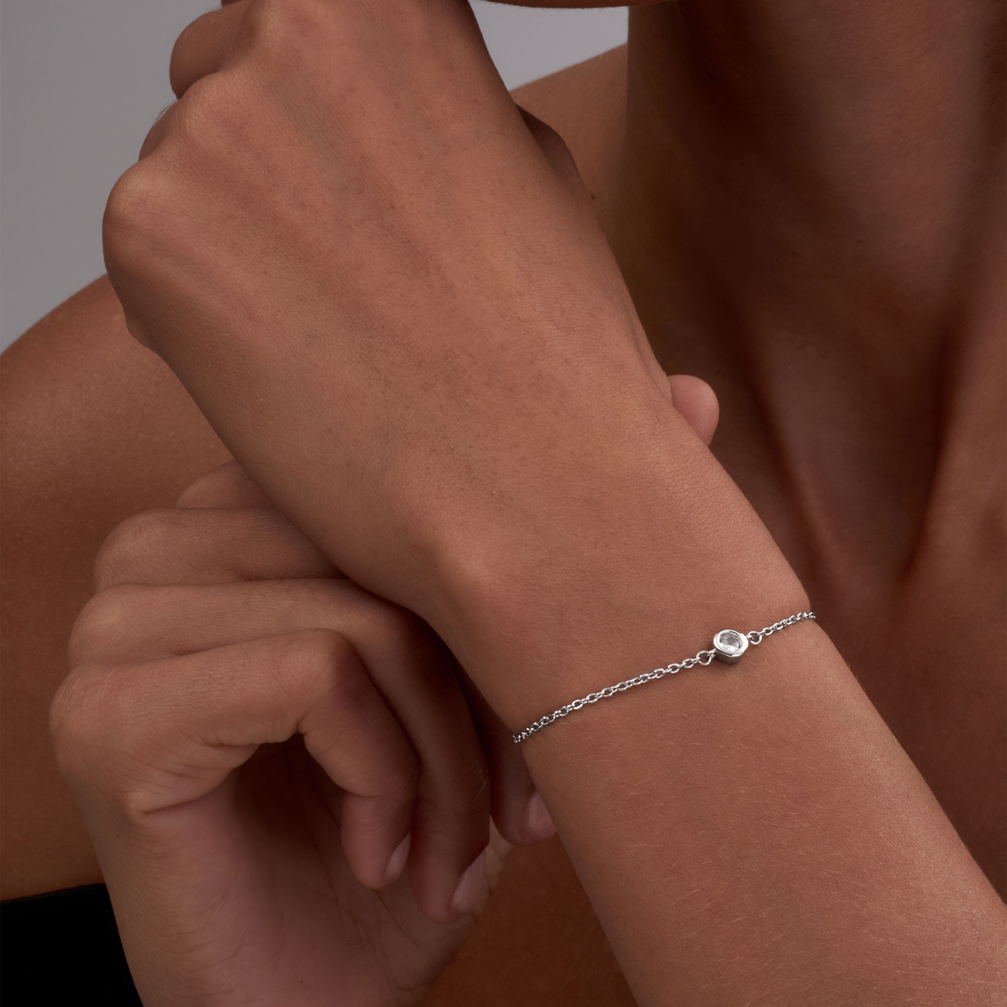 Round Bezel Solitaire Chain Bracelet