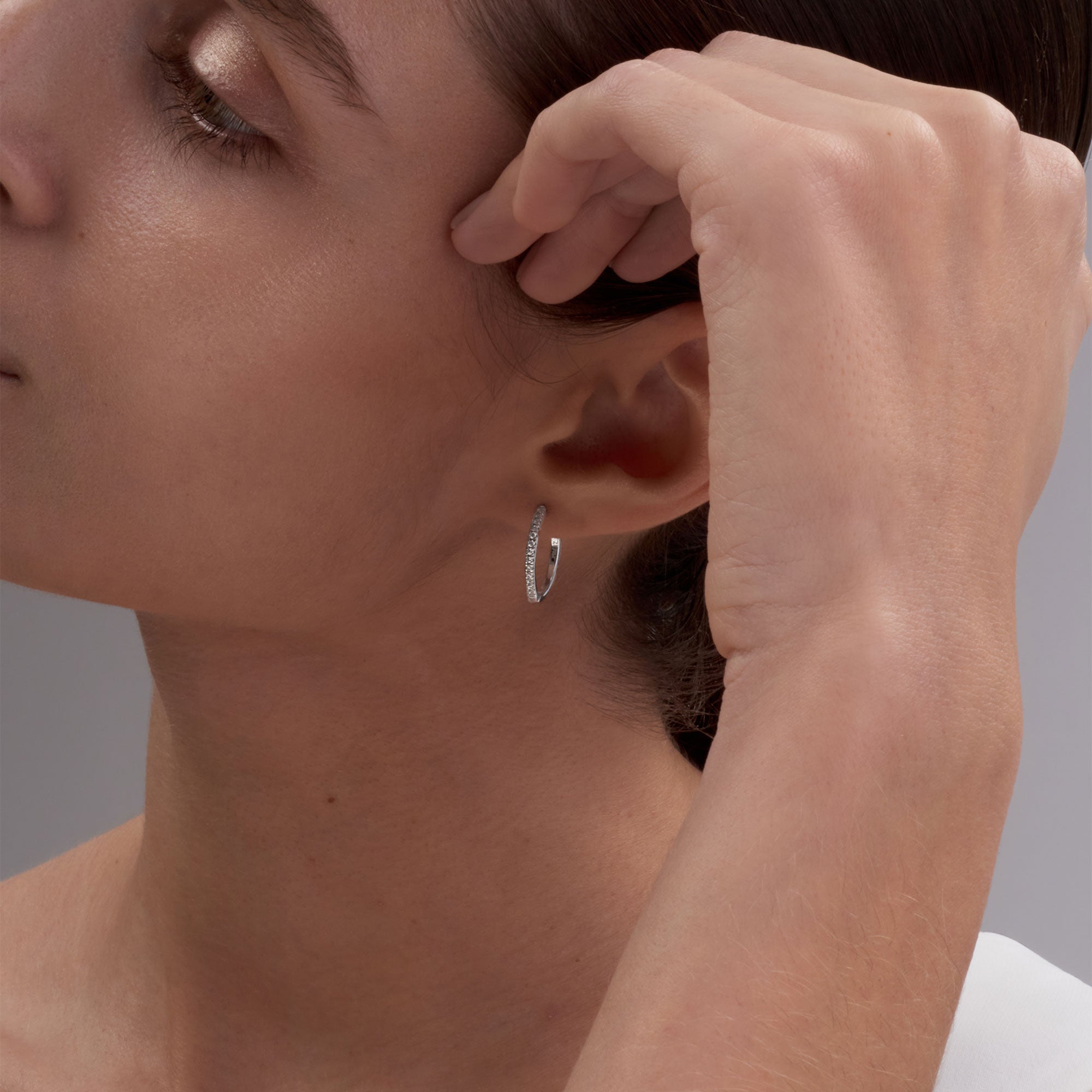 Pavé Diamond Medium Hoops (18mm)